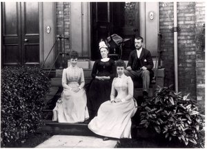 43レジナルドテラス、リーズ、1889年頃の家族グループ 作： English Photographer